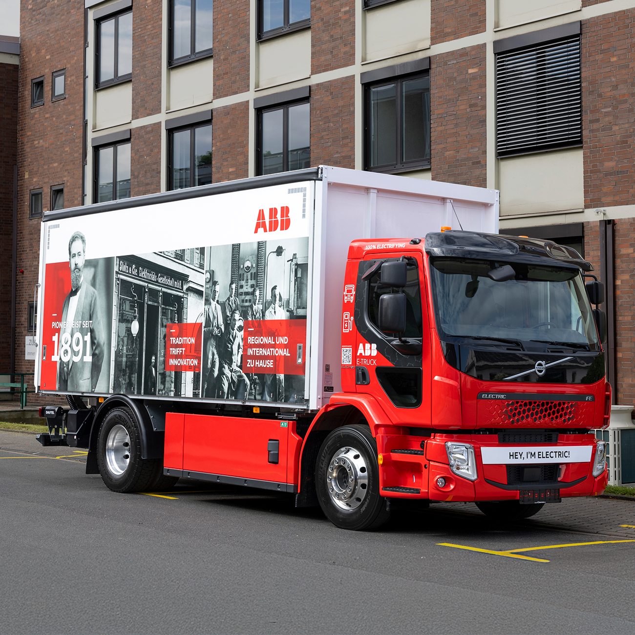 Roter Abb E-Truck in einer Straße.